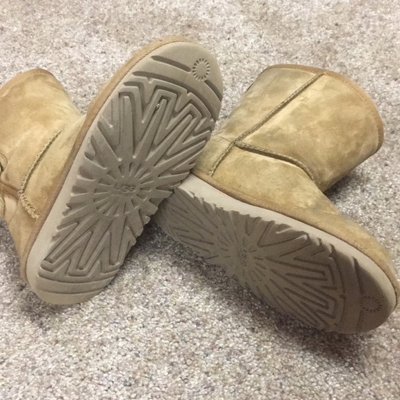 UGG  girls boots chestnut color button on side - Picture 3 of 7